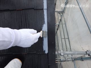 刷毛で端まで丁寧に