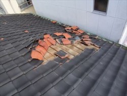 風で瓦が…