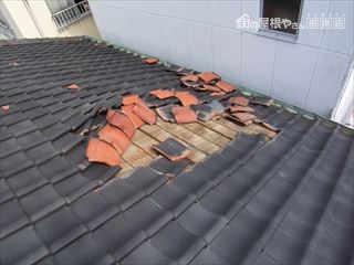 風で瓦が…