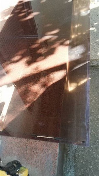 落下したアクリル板