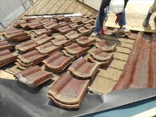 瓦を丁寧に撤去します