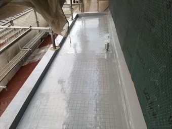 沼津市 ベランダ防水塗装 排水ように傾斜があり排水口