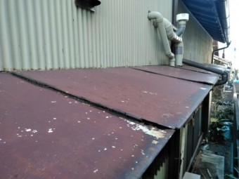 沼津市 ひさしが劣化して割れている