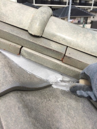 長泉町屋根コテを使い補修