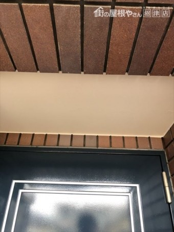 沼津市 玄関上軒天井塗装後