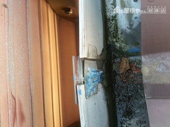 雨樋の繋ぎ目が破損