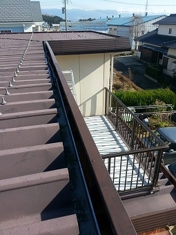 折板屋根の雨樋修理