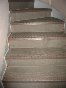 劣化により床材浮いている