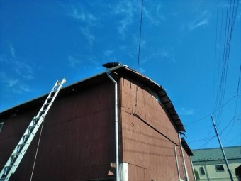 台風でトタン屋根剥がれ