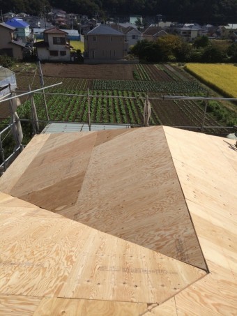 野地板を重ね張りしています。