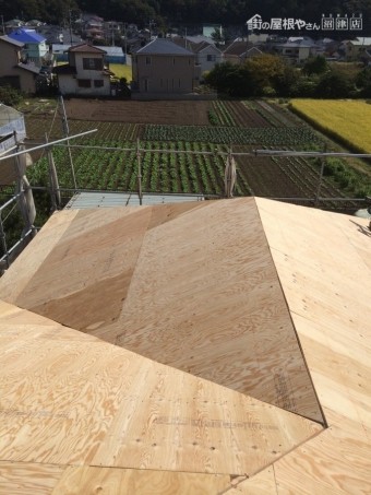 野地板を重ね張りしています。
