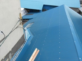 沼津市 波トタン捨て谷取付