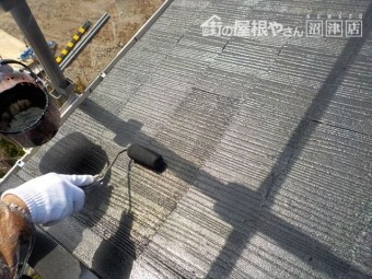 三島市アパート屋根中塗り