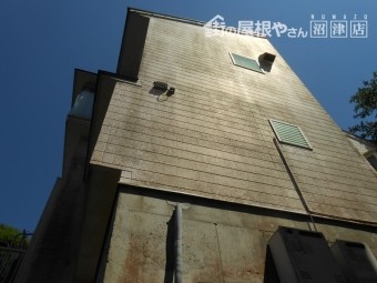 函南町 斜面に建つ家
