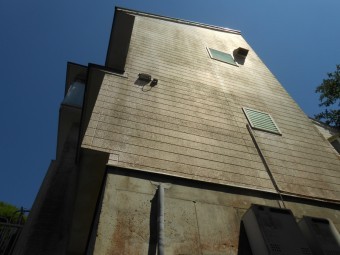 函南町 斜面に建つ家