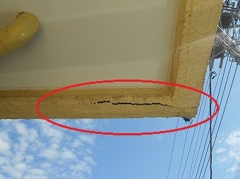 ベランダ下のヒビ割れ
