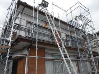 裾野市屋根工事のため足場設置