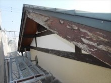 屋根木部塗装剥がれ
