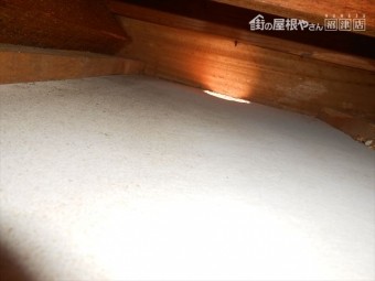 函南町別荘軒裏に穴