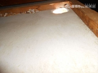 函南町別荘軒裏に穴