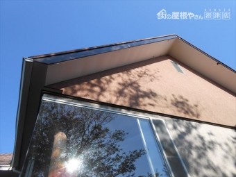 函南町別荘軒裏に穴