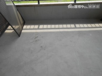 ベランダにクラック