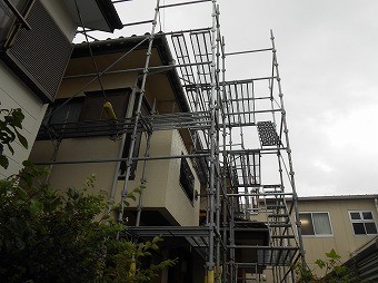 足場を架けています