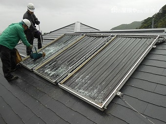 太陽熱温水器を撤去しています。