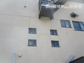 三島市3階鉄骨外壁にクラック
