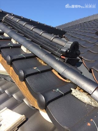 屋根しっくい剥がれ落ちる
