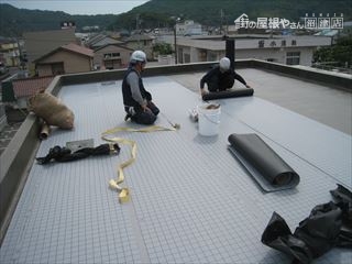 防水シート貼2