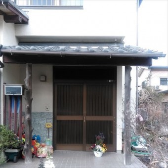 沼津市玄関屋根が傾いでいる