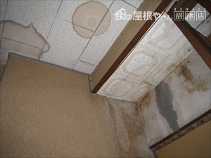 天井雨漏り部分のシミ