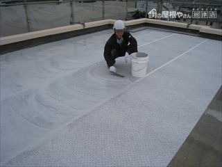 屋上防水塗装作業中