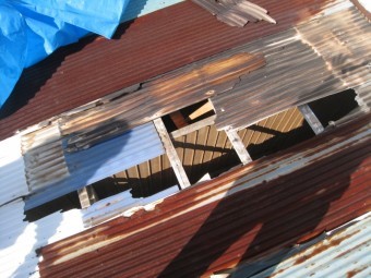 トタン屋根破損