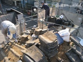 手作業で瓦撤去