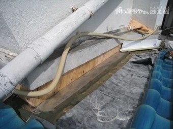瓦を剥がして張替