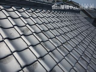 強風で浮いた瓦