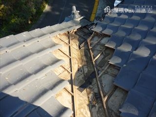 谷瓦を外す