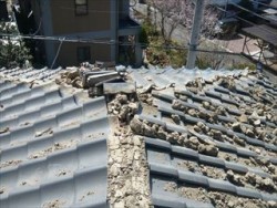 地震による瓦崩れ