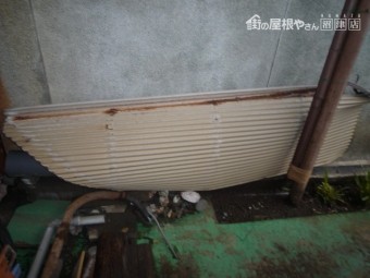 落下した波トタン