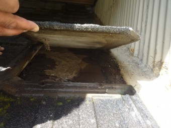 沼津市現場調査玄関上雨漏り発見
