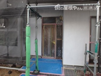 三島市玄関廻り塗装中