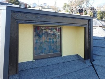 三島市屋根裏窓周り塗装