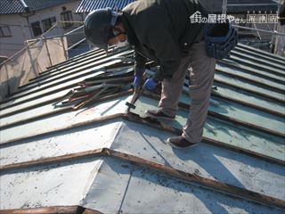 屋根撤去作業中