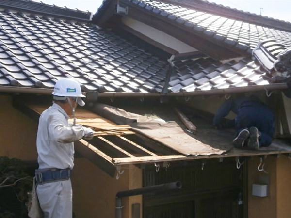 既存の屋根材、防水紙、下地、垂木を撤去