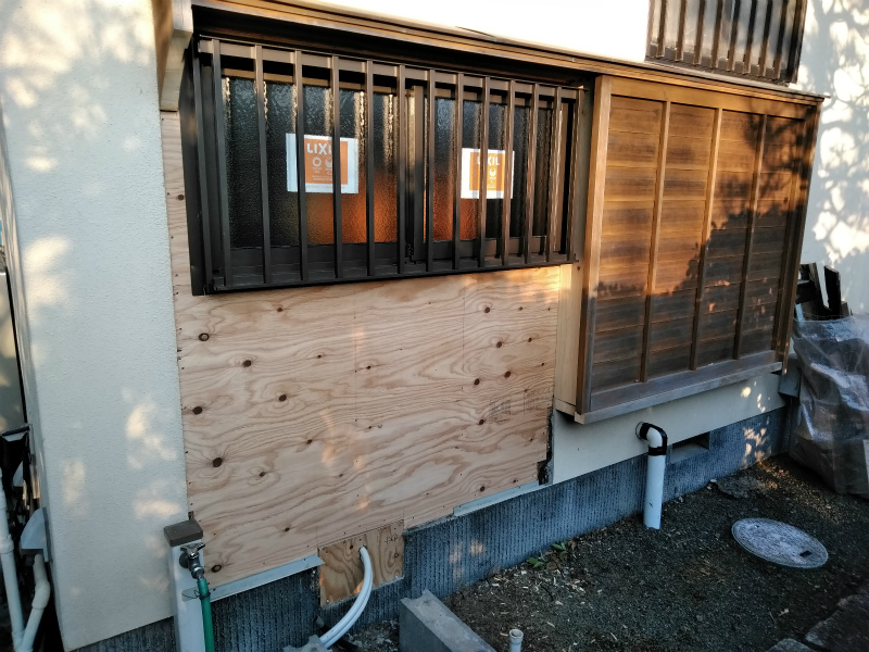 窓施工中
