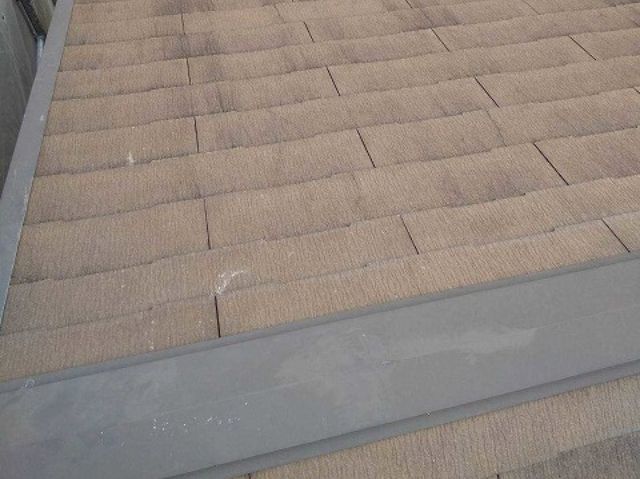 ひび割れ　棟板金色褪せ屋根