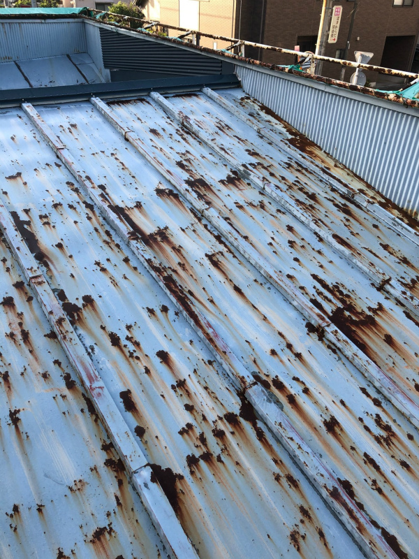 沼津市で桟葺きトタン屋根が錆びていて雨漏りしている。