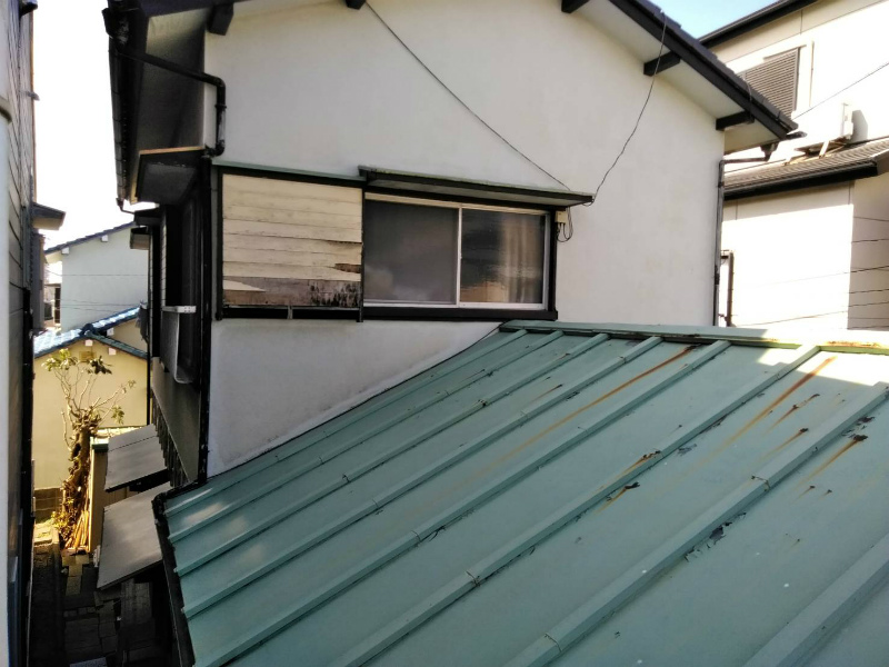 沼津市の住宅で下屋の桟葺き屋根の塗装工事を行いました。